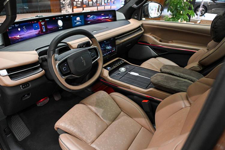 林肯汽车的行李厢盖开启，高合汽车的行业洞察科技出行的前沿